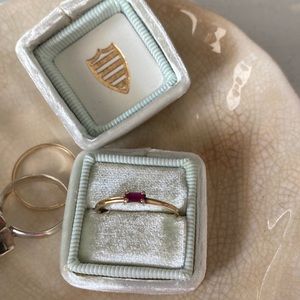 Jewlr | 14K Solid Yellow Gold East-West Stackable Garnet Baguette Ring Size 8